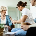 Maintien à domicile : ces petits signes que les aides à domicile repèrent avant les familles