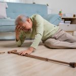 Prévenir les chutes chez les personnes âgées à domicile : causes, risques et solutions efficaces