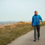 Activité physique à domicile : pourquoi bouger chaque jour aide à préserver l’autonomie ?